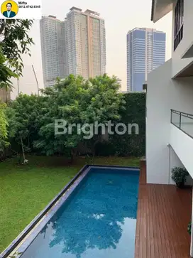 273. Dijual Rumah Mewah 3 Lantai dengan Kolam Renang & Lift di Jaksel