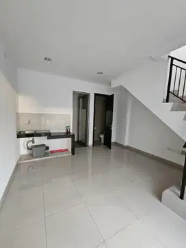 sewa rumah 2 lantai PIK 2 uk 4,5x10m kosongan ada AC