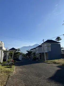 BELI RUMAH DI KOTA BATU DESAIN 3 LANTAI LOKASI TENGAH KOTA BATU