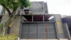 Rumah Cantik 3 Lantai  Semi Furnished Design Open Space di Lebak Bulus
