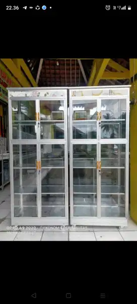 Lemari hias kaca