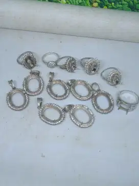 Dijual ring perak sama liontin perak cewek,monggo dijual borongan om
