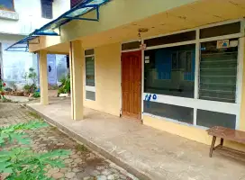 RUMAH dengan Tanah Luas Cocok Untuk Tinggal dan Usaha Kos-kosan