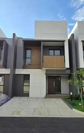 Rumah 2 Lantai di Cluster Regia Summarecon Crown Gading