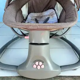 Ayunan bayi otomatis baby swing Coco Latte Snugly.