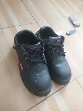 Sepatu safety size 41