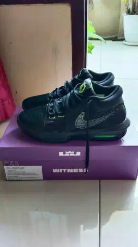 Sepatu basket nike Lebron witness 8