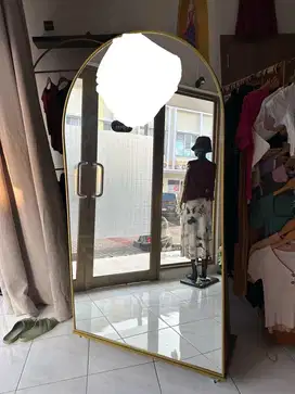 Standing mirror slim frame pakai alas roda