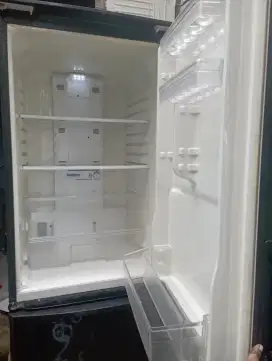 kulkas 2 pintu bukanya kanan kiri bisa freezer di bawah merek sharp