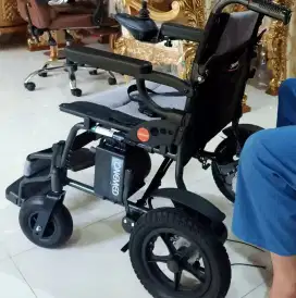 Kursi roda elektrik