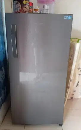 Kulkas 1 pintu merk Polytron minat chat