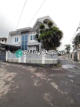 Rumah Komplek Mewah Posisi Hook Lantai Marmer di Jaticempaka