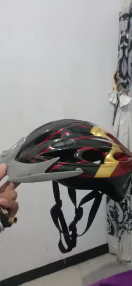 Jual helm untuk sepeda sudah tak terpakai  karna spedahnya sudah TDK a