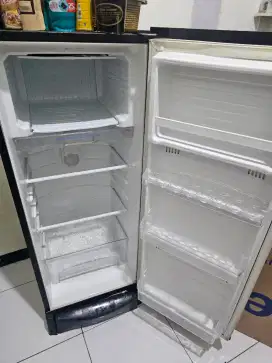 dijual kulkas bekas merk aqua