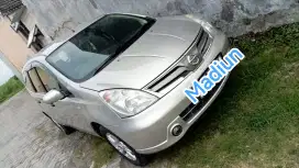 Nissan Grand Livina 1.5 SV Manual Bensin warna silver