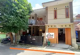 Kost putri dan rumah induk di belakang kampus UNS