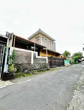 DIJUAL SUPER MURAH RUMAH CANTIK 2 LANTAI STRATEGIS AREA SUMBERADI