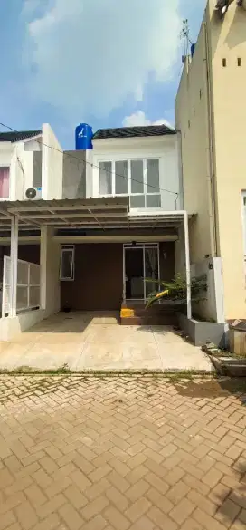 Disewakan rumah 2 lantai baru renovasi
