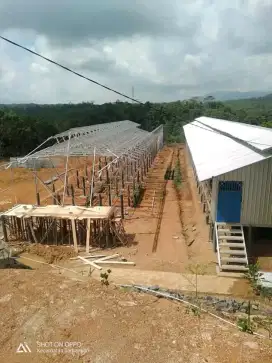Atap gudang dari baja ringan terpasang