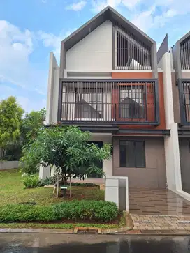 Dijual rumah bagus  3 lantai jarang ada di Cluster Leonora Sumarecon G