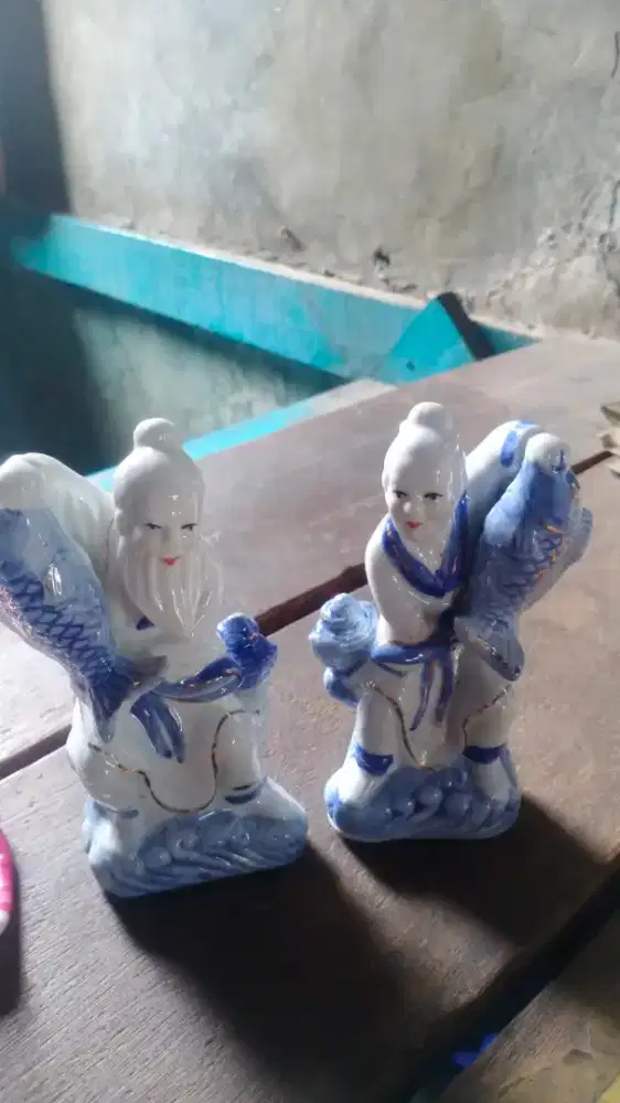 Pajangan Keramik Sepasang Orangtua Membawa Ikan Keberuntungan