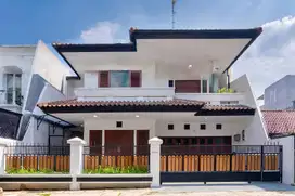 Rumah Besar 2 lantai Cantik Terawat Serasa Baru,  Di Tebet Timur, Dan