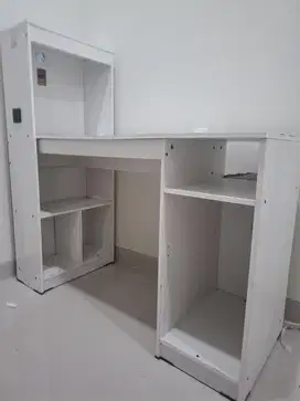 Meja komputer bekas