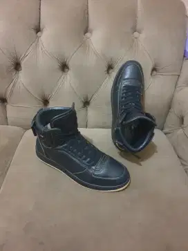 Mulus .authentic sepatu .sneakers louis vuitton .lv size 42