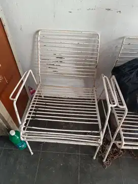 Kursi besi bekas