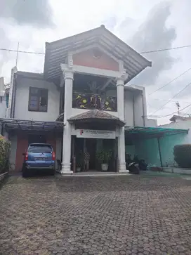 Rumah dan Kantor Halaman Luas Cocok dijadikan Cafe atau Perusahaan