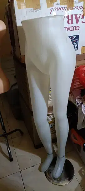 2 patung manekin yg 1 kaki nya saja, yg 1 lgi bdan dn kaki besi