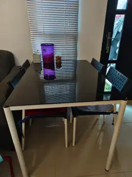 Meja Makan Informa (Like New) + 4 Kursi