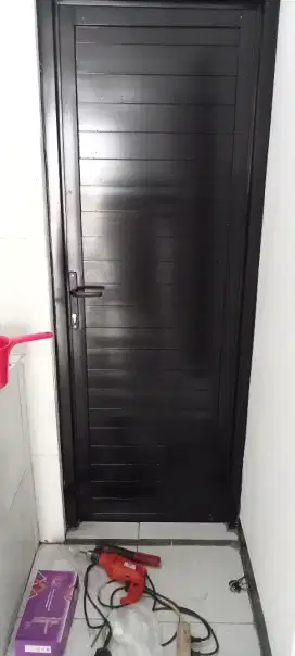 Pintu kamar mandi