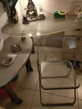 Kursi Transparan Unik