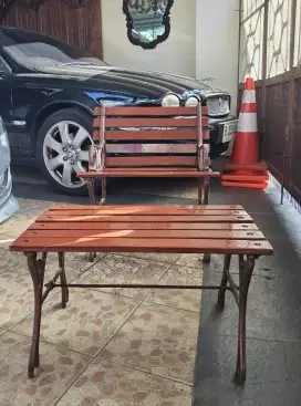 Kursi Santai Teras Taman Rangka Besi Cor Dudukan Kayu Jati dan Meja