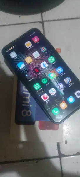 Redmi 8 4/64 fullset 600 net