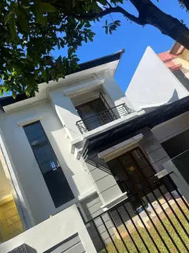 Rumah Standard Rapih Depan Taman Halaman Belakang Luas Delatinos BSD c