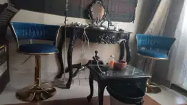 2 kursi cantik, 2 meja jati, 1 cermin antik