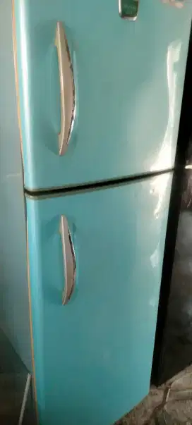 Kulkas 2 pintu merk THOSIBA