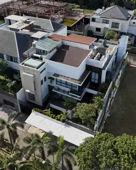 Turun harga.Rumah mewah lokasi Simprug Golf Dekat Ke senayan