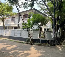 RUMAH HOOK DI BINTARO SEKTOR 2 DG TAMAN LUAS DAN JALAN LEBAR