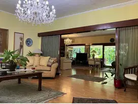 Rumah Asri Berhalaman Luas dan Cantik di Bangka Area Jakarta Selatan