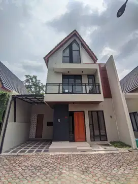 Rumah 2 Lantai, Lokasi Dekat Enter Tol Klodran & Free Kitchen Set!