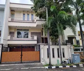 Rumah bagus 2,5 lantai di Permata Buana