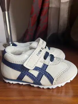 Sepatu asics anak baru