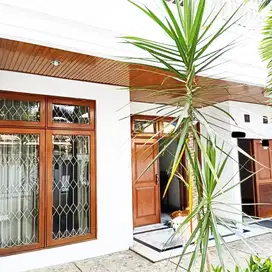 Rumah 2 Lantai Kemanggisan Dekat Binus University Semi Furnished
