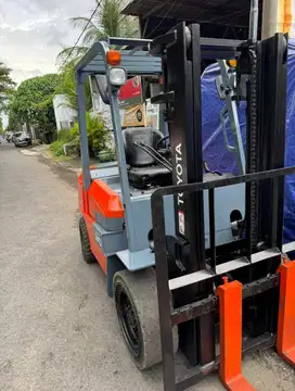 FORKLIFT BEKAS TOYOTA 3 TON MAST STD 3 METER KONDISI SIAP PAKAI