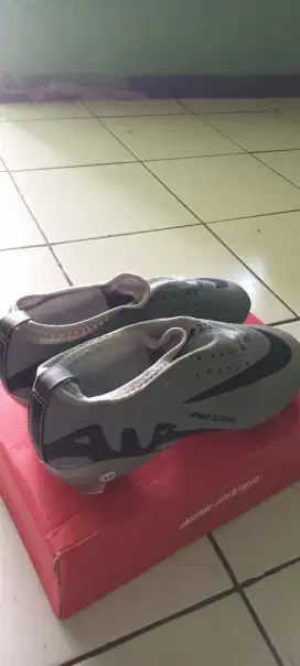 Jual sepatu sepakbola merek nike size 42 tanpa tali