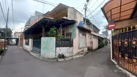 Rumah Hoek Dengan Kamar Kost Lokasi Strategis di Tebet Barat
