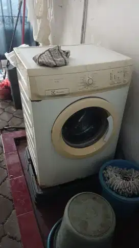 Mesin cuci Electrolux bekas